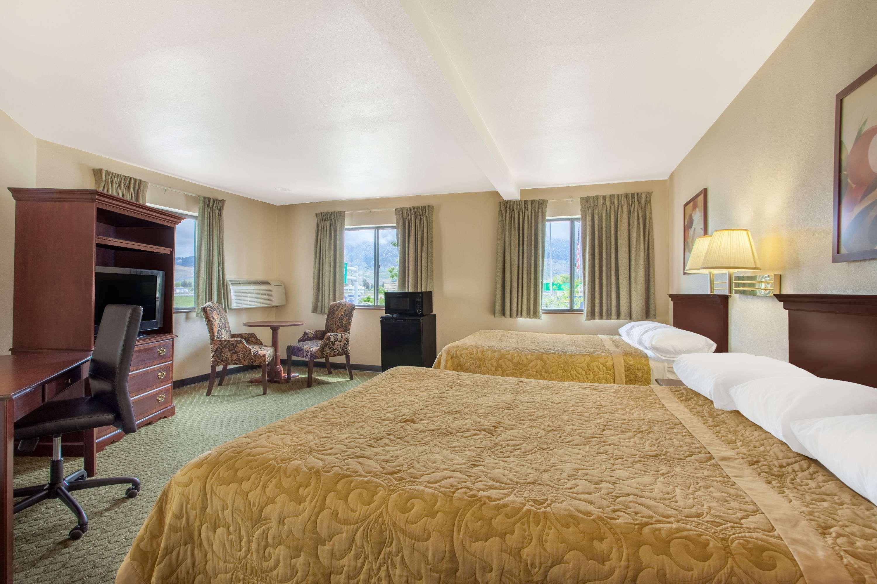 Super 8 By Wyndham Butte Mt Motel Ngoại thất bức ảnh