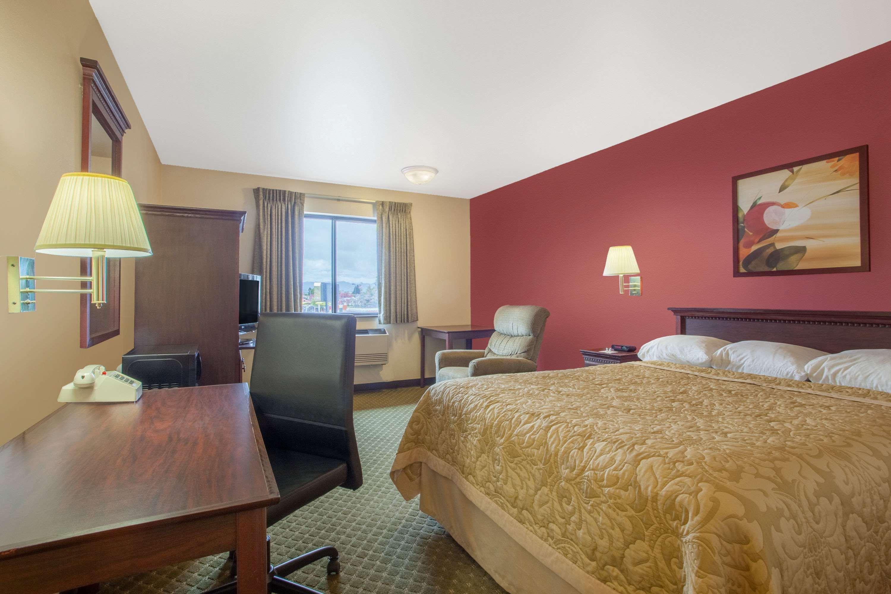 Super 8 By Wyndham Butte Mt Motel Ngoại thất bức ảnh