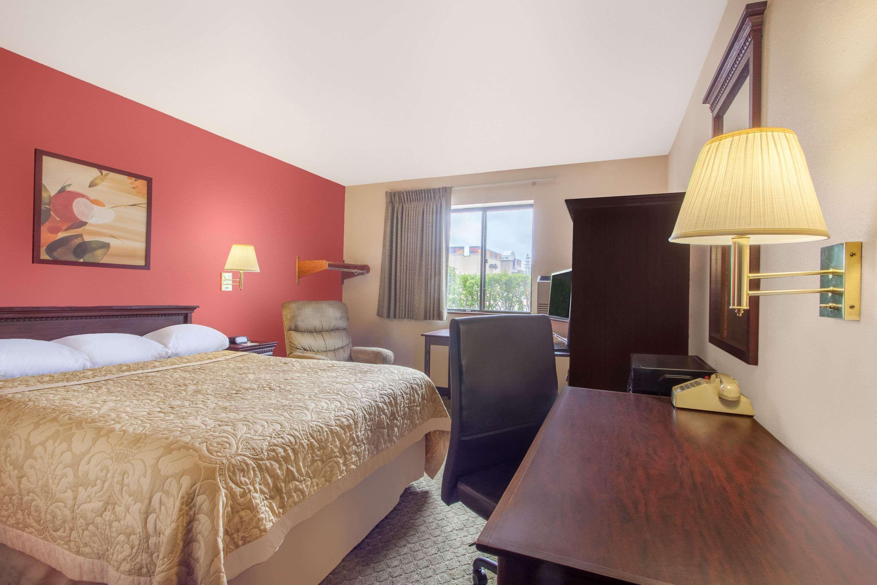 Super 8 By Wyndham Butte Mt Motel Ngoại thất bức ảnh