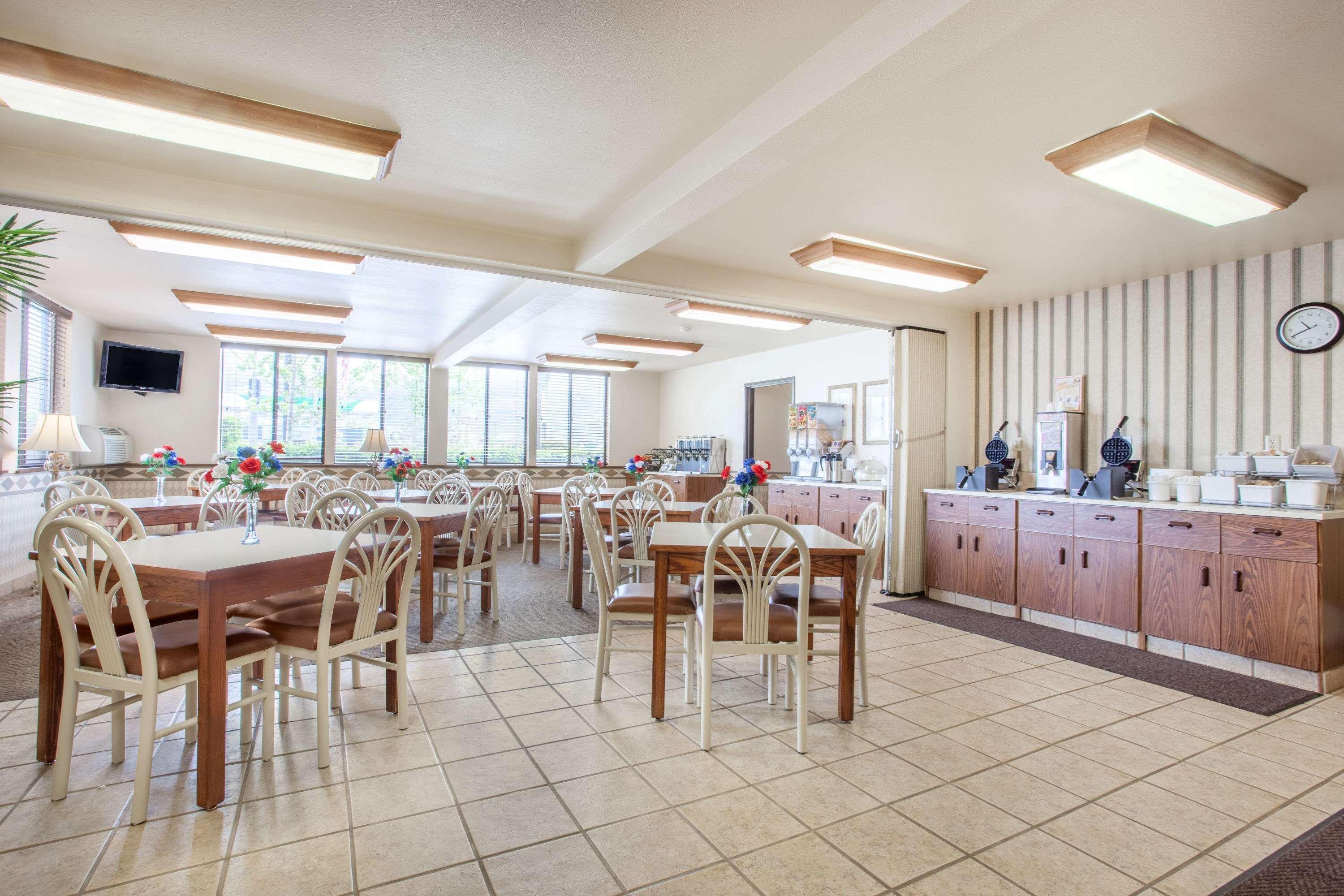 Super 8 By Wyndham Butte Mt Motel Ngoại thất bức ảnh