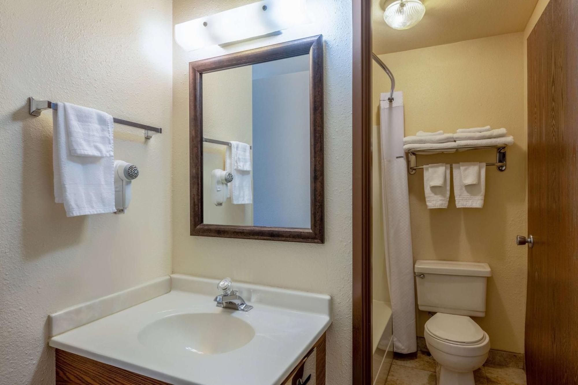 Super 8 By Wyndham Butte Mt Motel Ngoại thất bức ảnh